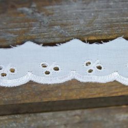 Flat 1" Brodeire Anglais Lace 27.4 Mtr Card White